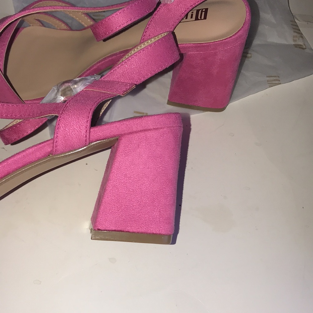 NIB Women’s Pink Strappy Sandals - Picture 4 of 8